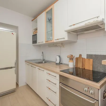 Mona Апартаменти *