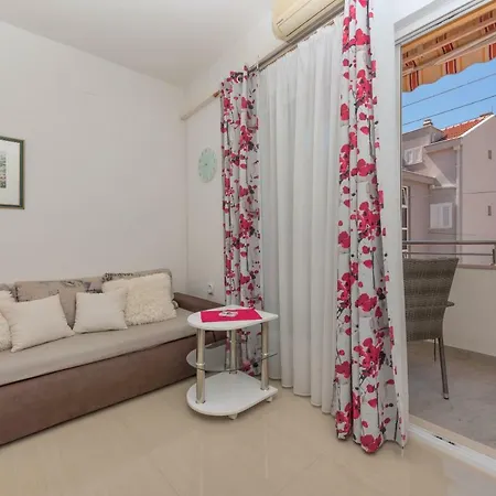 Mona Апартаменти *