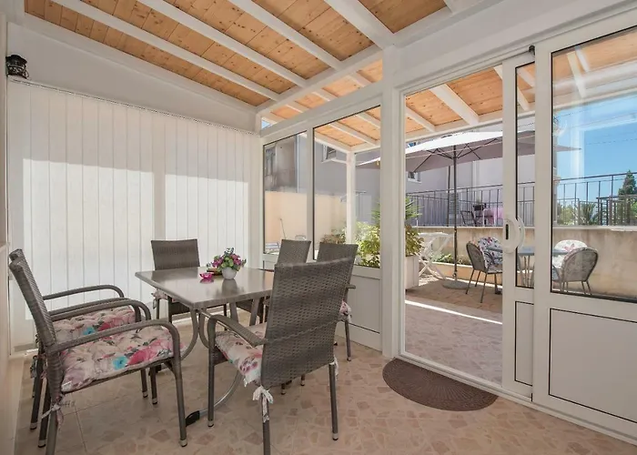 Mona * Μακάρσκα