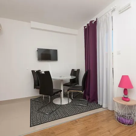 Mona Apartamento Makarska