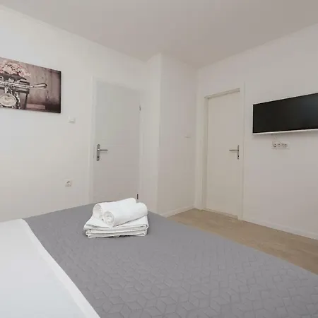 Apartman Mona *