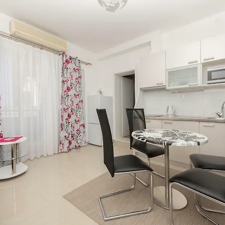 Mona Apartamento Makarska