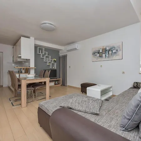 Mona Apartamento Makarska