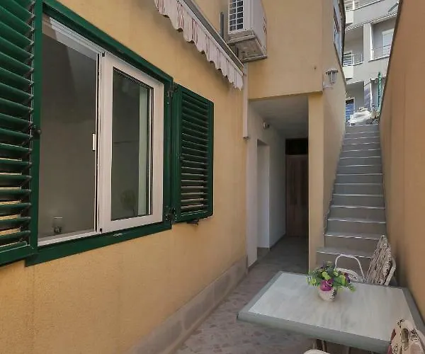 Mona Апартаменти *