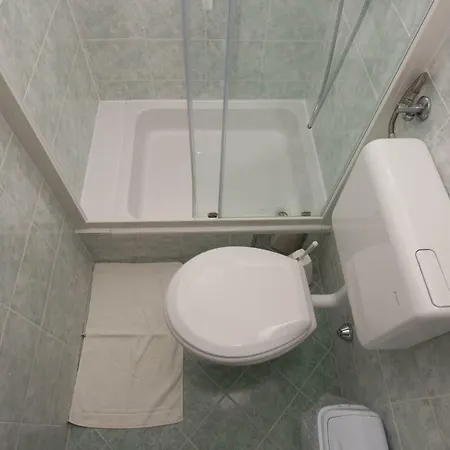 Mona ماكارسكا