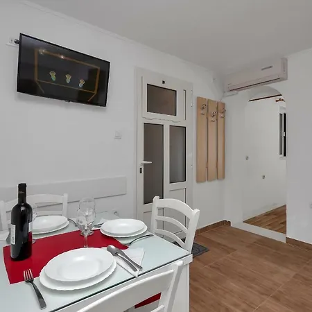 Apartment Mona *