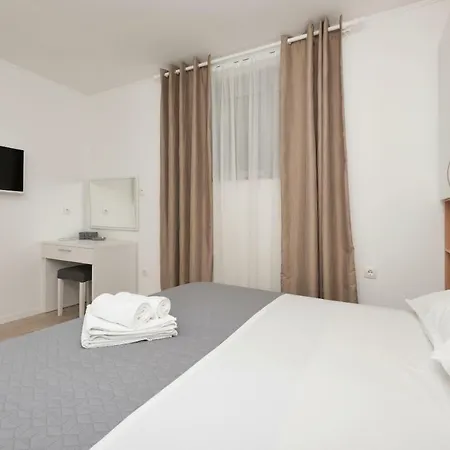 Mona ماكارسكا