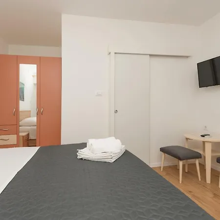 Mona * מאקרסקה